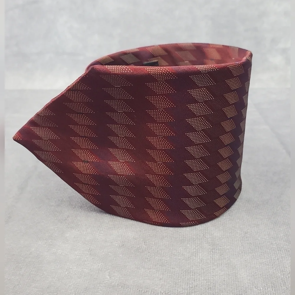 DKNY Men’s Silk Tie Burgundy Geometric‎ pattern